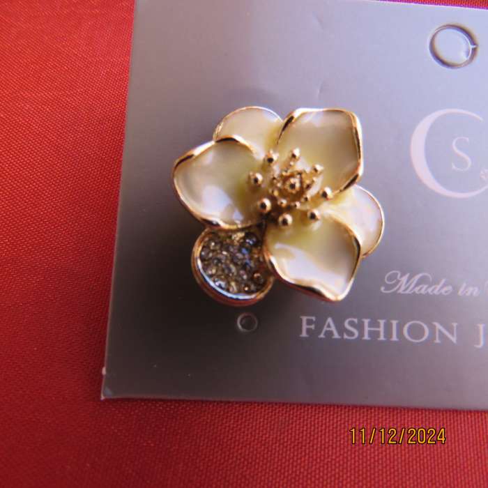 Dainty pair of flower earrings in cream resin with gold and tiny faux diamonds. Diam 2cm. New item
