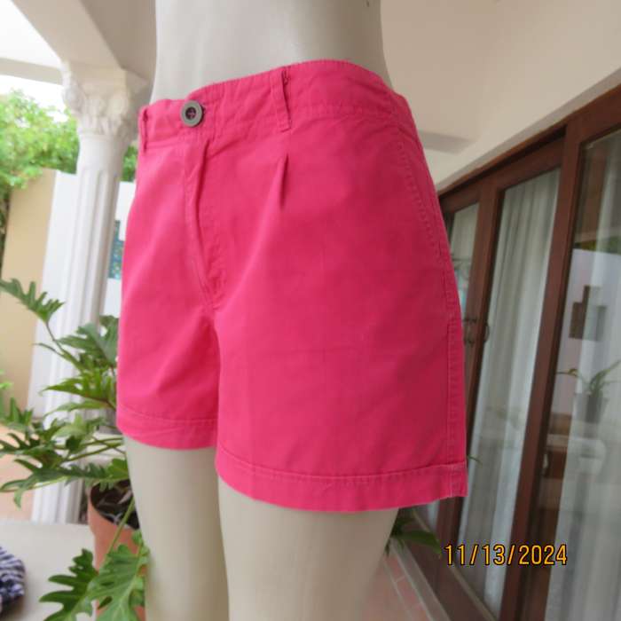 Chic rose pink ladies cotton shorts by RED size 36. Size pockets and leg turnovers. Very good cond.