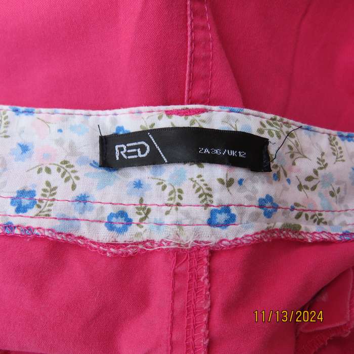 Chic rose pink ladies cotton shorts by RED size 36. Size pockets and leg turnovers. Very good cond.
