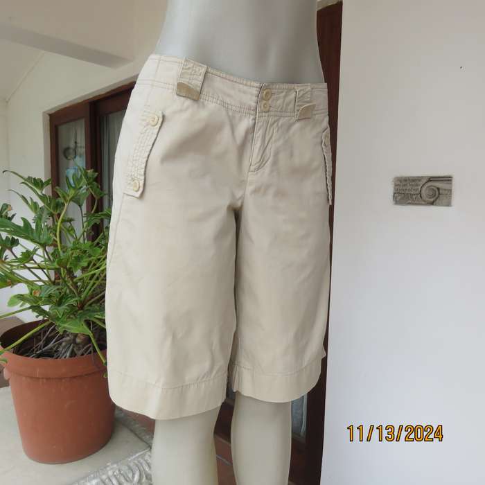 WOOLWORTHS beige knee length shorts size 36. Pockets back and front.100% cotton. As new cond.