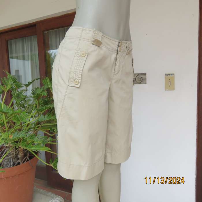 WOOLWORTHS beige knee length shorts size 36. Pockets back and front.100% cotton. As new cond.