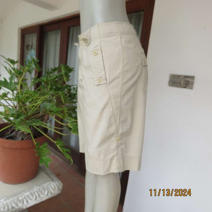WOOLWORTHS beige knee length shorts size 36. Pockets back and front.100% cotton. As new cond.