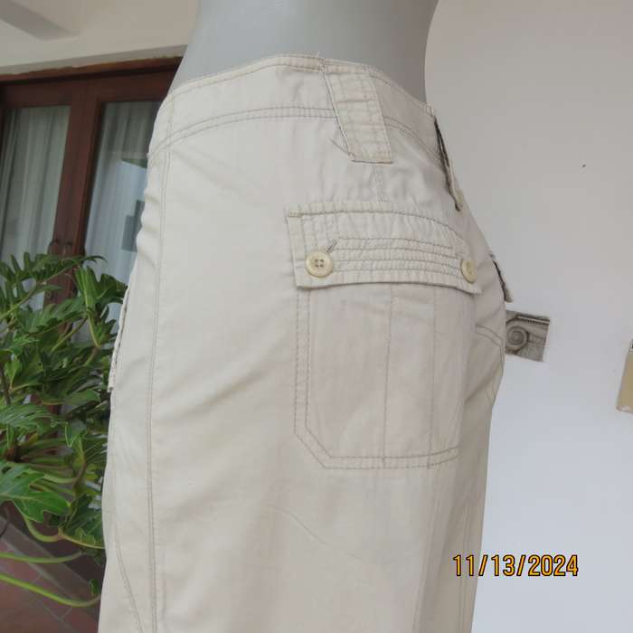 WOOLWORTHS beige knee length shorts size 36. Pockets back and front.100% cotton. As new cond.
