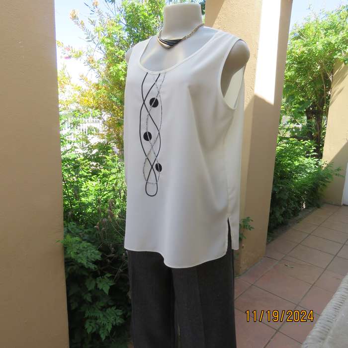 GEE WIZ cami style cream sleeveless top in silky polyester. Size 38.Black vertical decoration.As new
