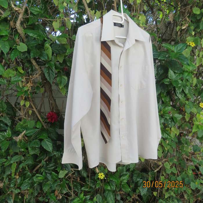 JETEXEC superior quality long sleeve ecru polycotton shirt size XL with free Cravateur tie.