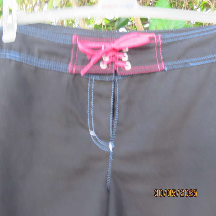 WOOLWORTHS black ladies boardshorts size 40. Side pocket.