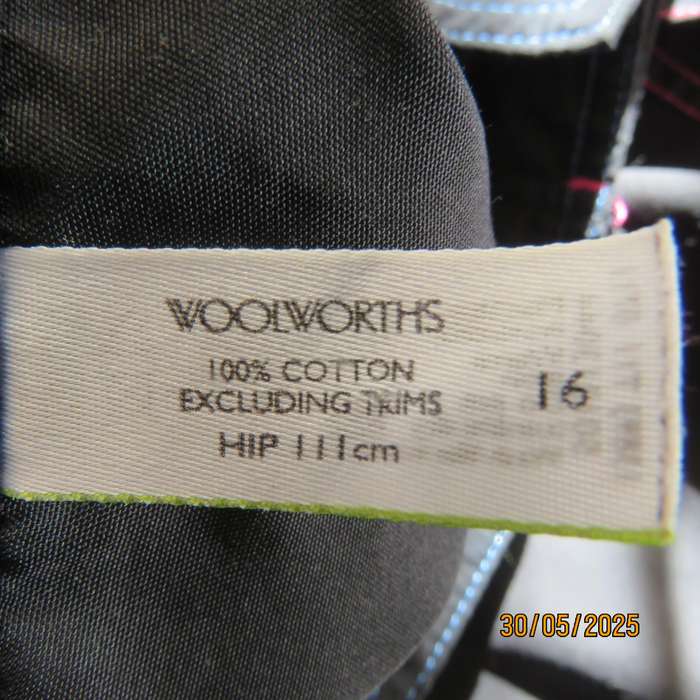 WOOLWORTHS black ladies boardshorts size 40. Side pocket.