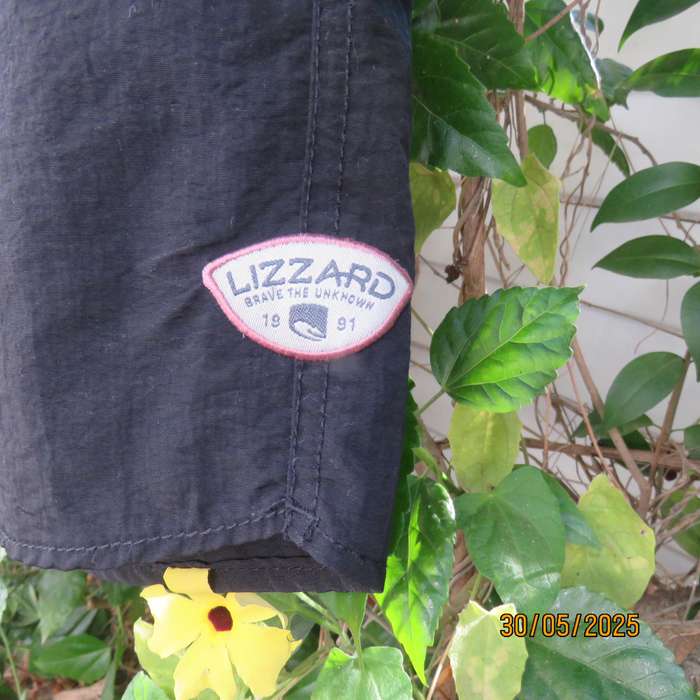 LIZZARD black creased nylon boardshorts size 2XL. Side pockets. Drawstring waist.