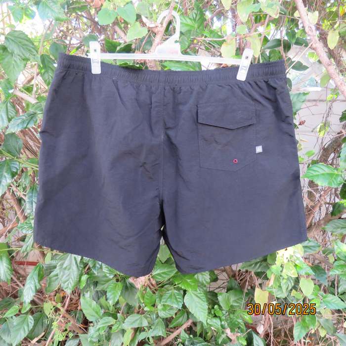 LIZZARD black creased nylon boardshorts size 2XL. Side pockets. Drawstring waist.