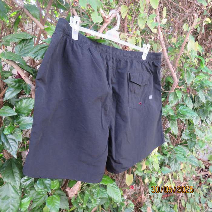 LIZZARD black creased nylon boardshorts size 2XL. Side pockets. Drawstring waist.