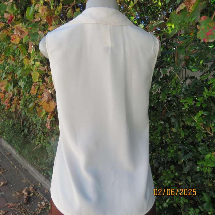 FEMININE sleeveless rich cream blouse from Tokyo in size 34. Dainty double collar.