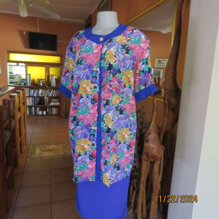 Stunning long floral-royal blue button down short sleeve top in silky polyester.Size 40-42. As new