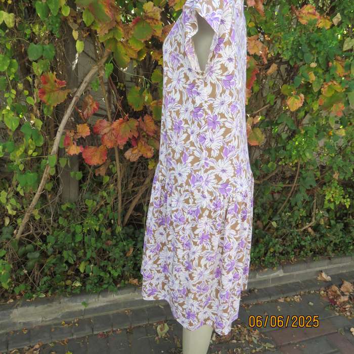 Vintage drop waist stretch polyester dress in tan with white-lilac flowers. Size 38