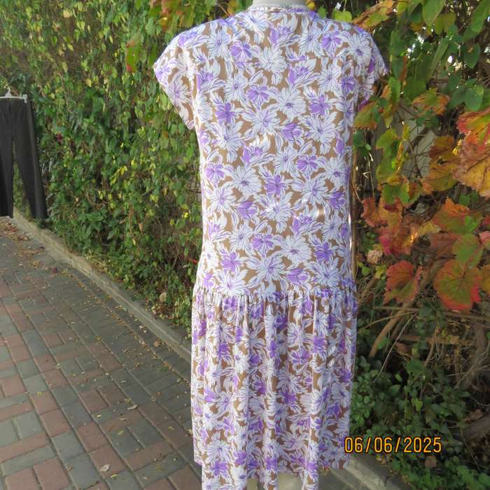 Vintage drop waist stretch polyester dress in tan with white-lilac flowers. Size 38
