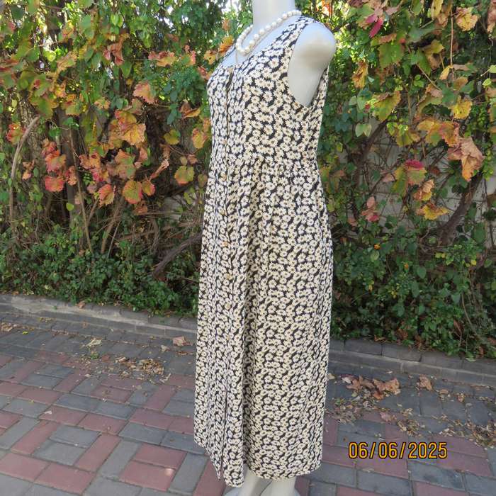 TRUWORTHS sleeveless empire style button down dress with cream daisies. Size 36