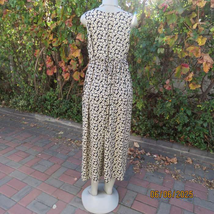 TRUWORTHS sleeveless empire style button down dress with cream daisies. Size 36