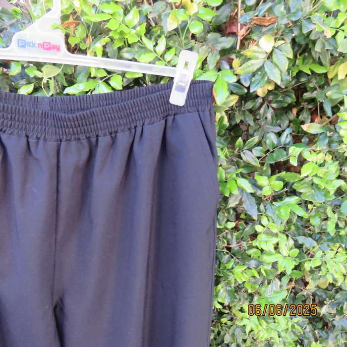 GINA at WORK dark navy pants size 44 in poly-viscose. Elastic waist