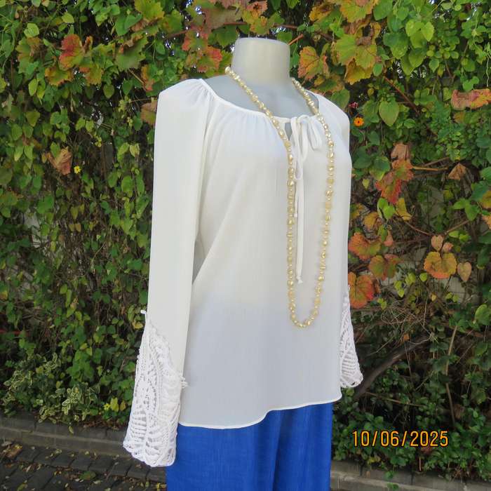 FASHION EXPRESS long raglan sleeve top in woven chiffon. Size 36-38. Lace sleeve cuffs.