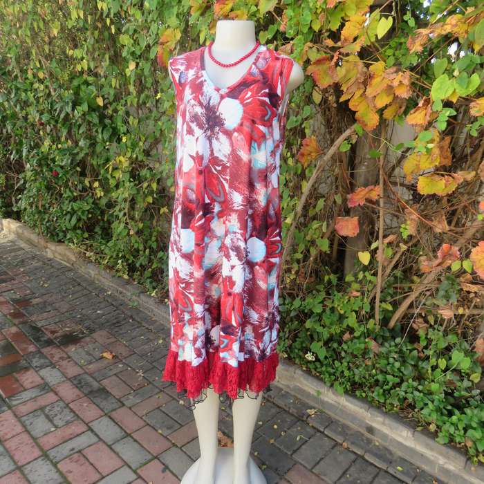 THALI sleeveless loose red-white floral dress -blue accents. Size 42. Lace frilled hem.