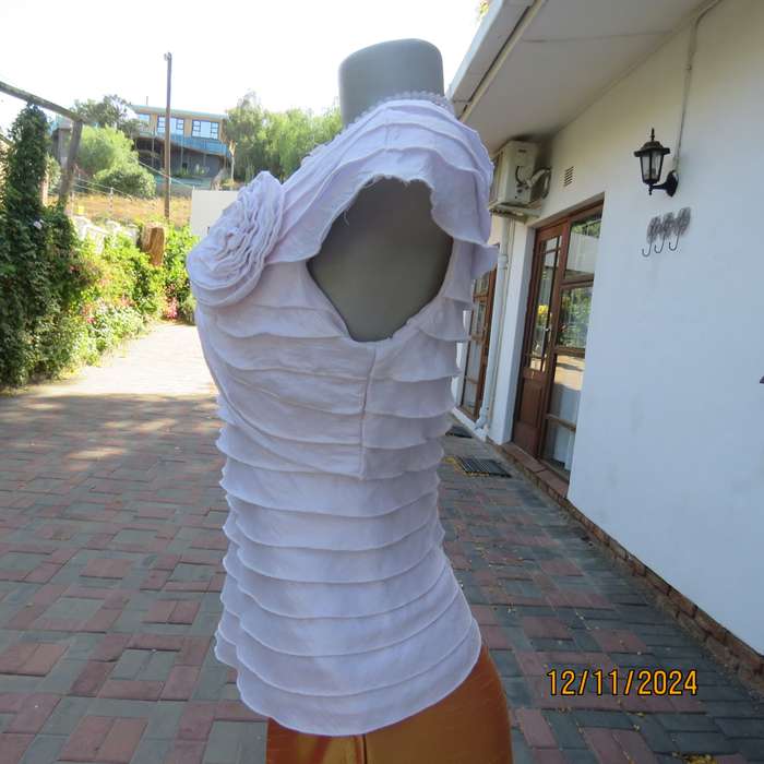 Amazing ADRIANA PAPELL from N Y pinkish white evening top. Zip at back. Frilled all over. Size 35.