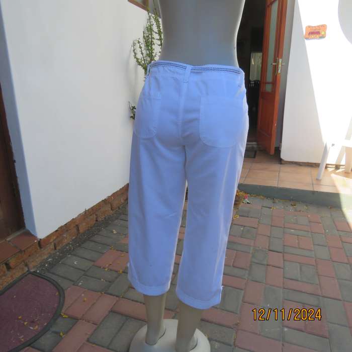 Snow white cropped pants by MOSAIC size 36. Pockets back and front. Leg cuff detail. As new.