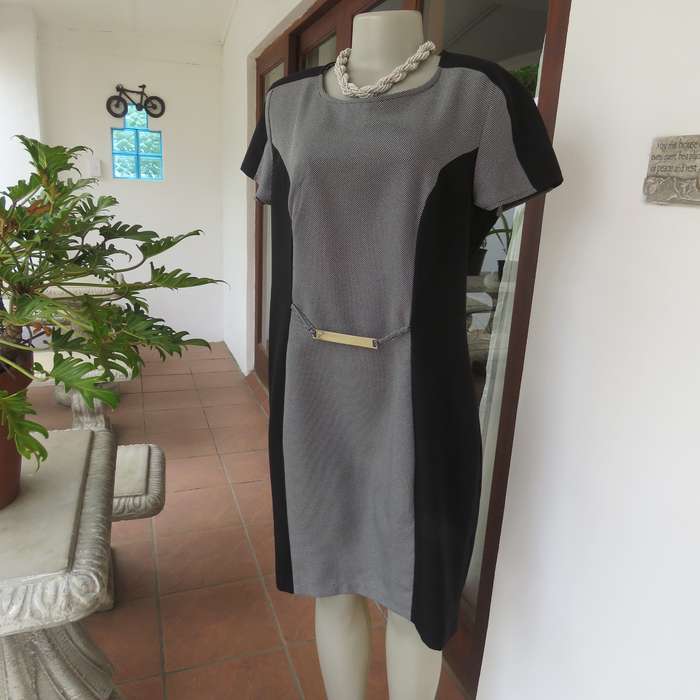 FASHION EXPRESS size 40 princess style dress in black-white with black sides. Long zip.Very good con