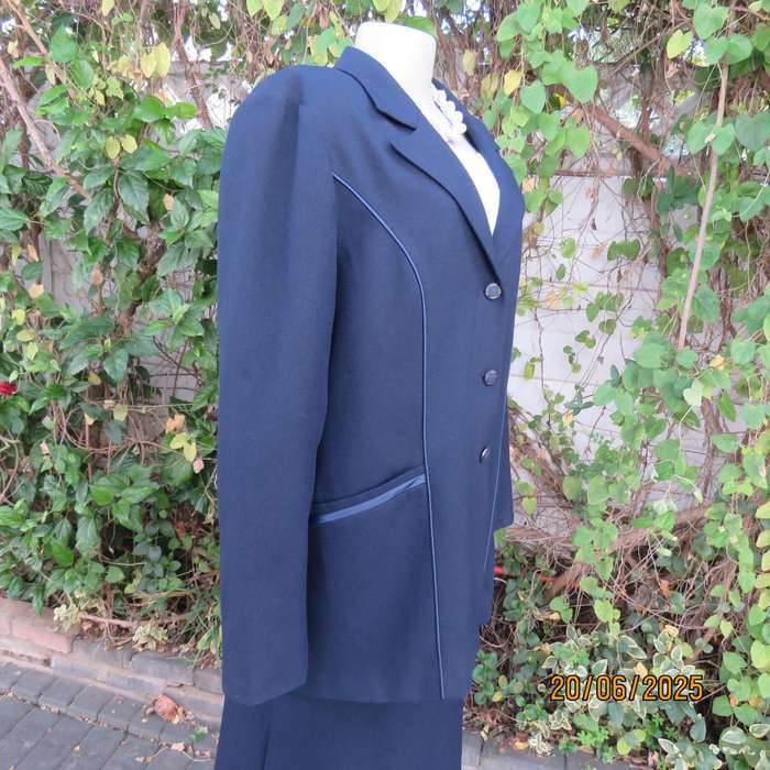 KARISMA  navy 2 pc skirt suit both pieces fully lined. Size 40-16. Tailored jacket.