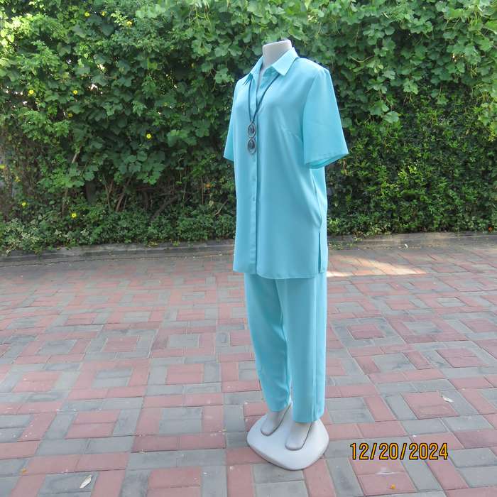 DELSWA Missy 2 pc classic pant suit. In turquoise. Short sleeve button down top. As new .Size 34.