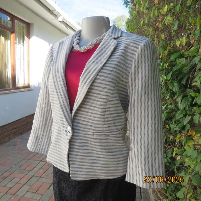 OASIS cream-grey horizontal striped short tailored jacket. Size 36.