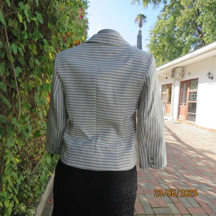 OASIS cream-grey horizontal striped short tailored jacket. Size 36.