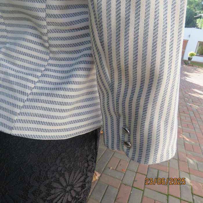 OASIS cream-grey horizontal striped short tailored jacket. Size 36.