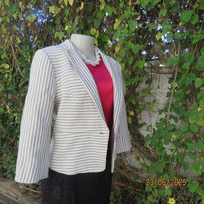 OASIS cream-grey horizontal striped short tailored jacket. Size 36.