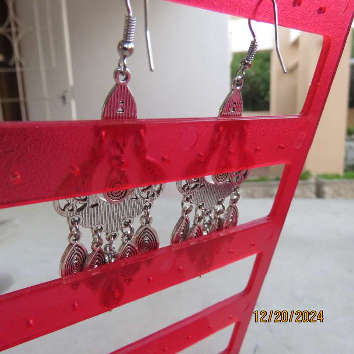 Pair of beautiful drop and dangle earrings in silver shade. 6cm long. New item.