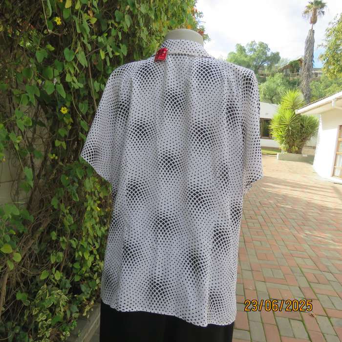 VIVARA MICHELLE white polyester top with tiny black squares. Short raglan sleeves. Size 46