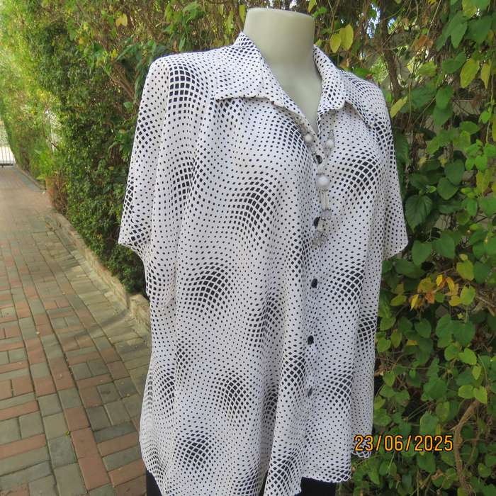 VIVARA MICHELLE white polyester top with tiny black squares. Short raglan sleeves. Size 46