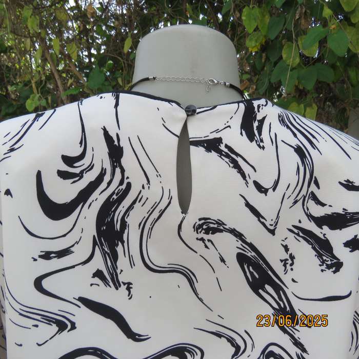 Cropped slip over black-white short sleeve top. Soft firm polyester, Size 36