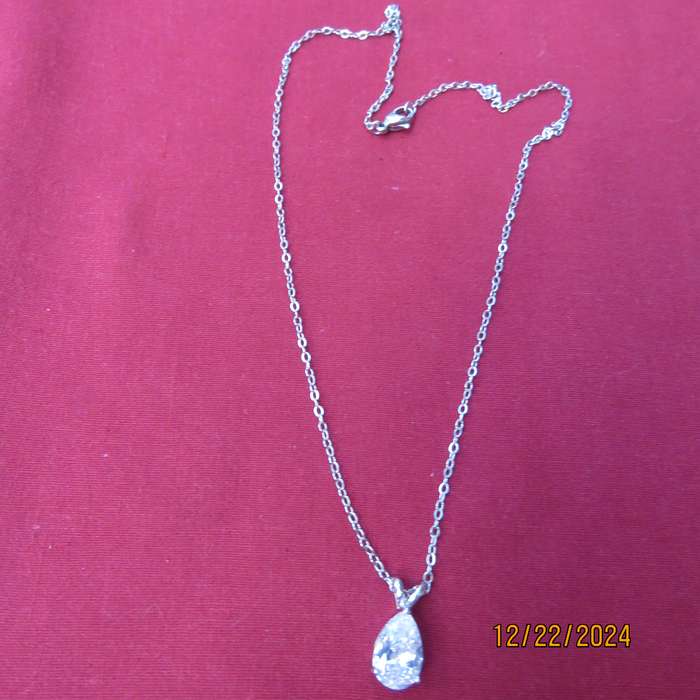 Beautiful clear rhinestone teardrop stone in silver plated pendant. With 45cm chain. New item