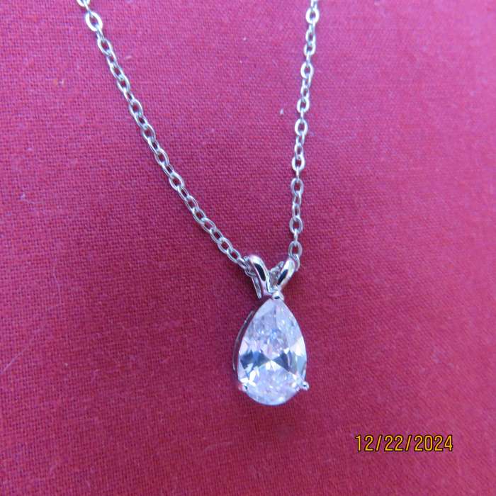 Beautiful clear rhinestone teardrop stone in silver plated pendant. With 45cm chain. New item