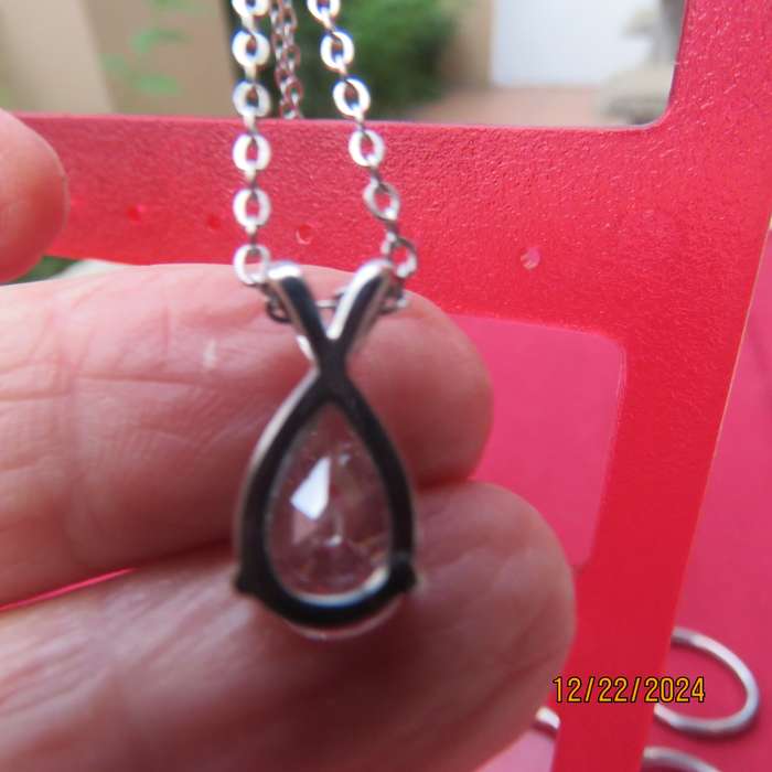 Beautiful clear rhinestone teardrop stone in silver plated pendant. With 45cm chain. New item