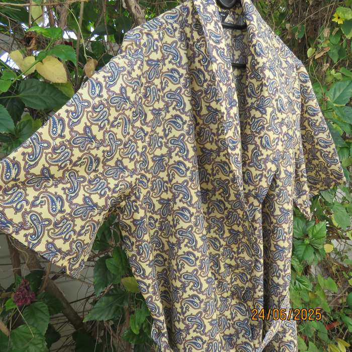 SKIPPER men's short sleeve vanilla colour fold over night gown- paisley printed. Size XL.