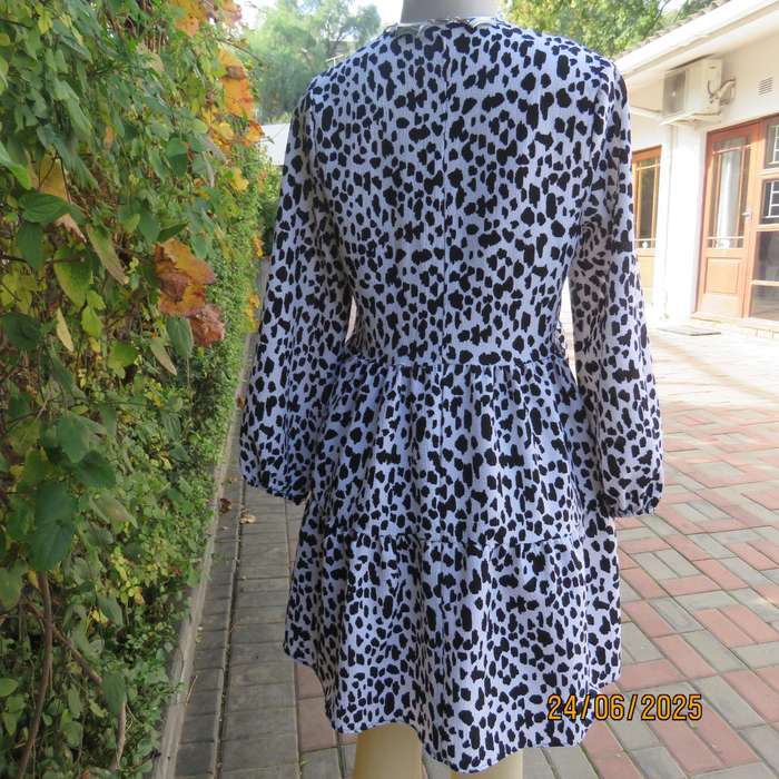EXACT animal print black-white knee length tiered dress with long sleeves. Size 34