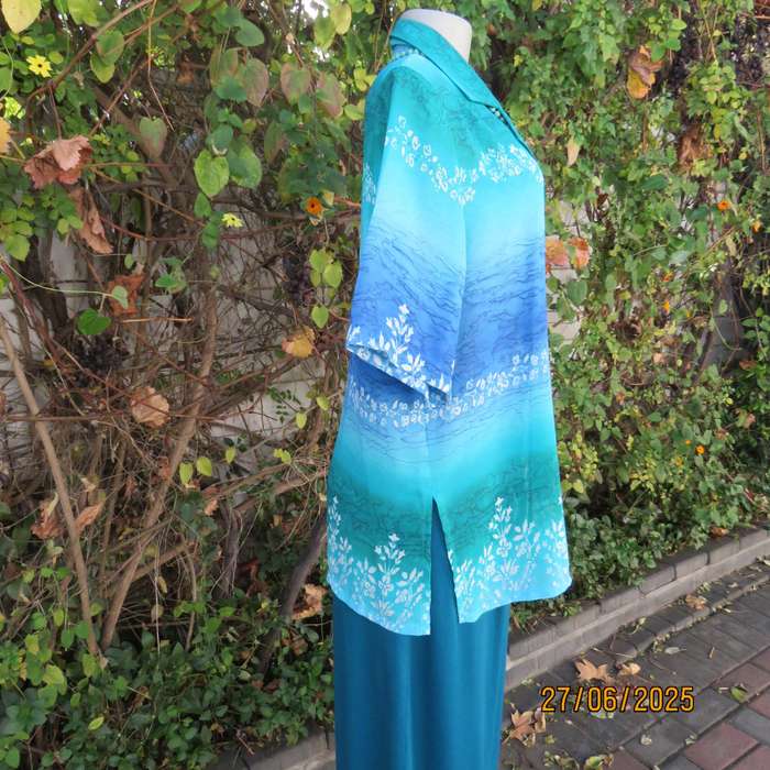 Horizontal patterned teal green and blue-white floral short sleeve top. Size 38