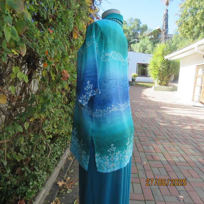 Horizontal patterned teal green and blue-white floral short sleeve top. Size 38