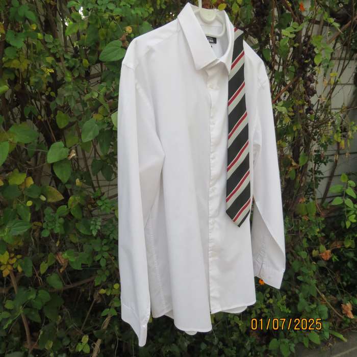 CIGNAL handsome white long sleeve regular fit men's shirt. Size XL.