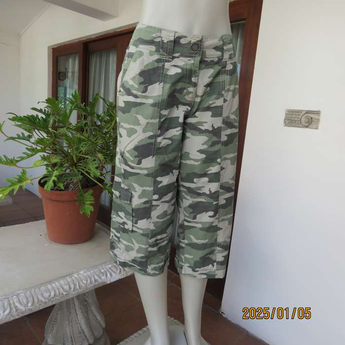 Camouflage cropped straight leg pants with turnovers. Size 36. Lots of pockets. Very good cond.