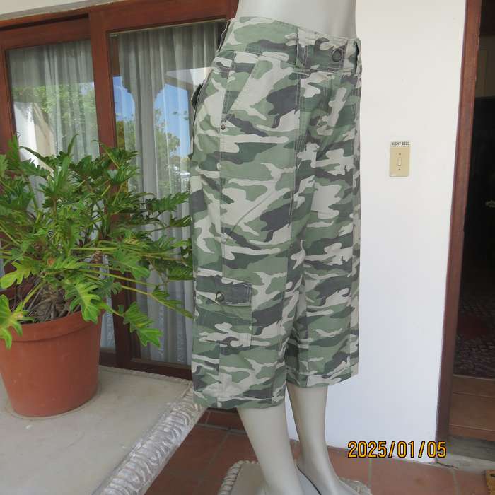 Camouflage cropped straight leg pants with turnovers. Size 36. Lots of pockets. Very good cond.