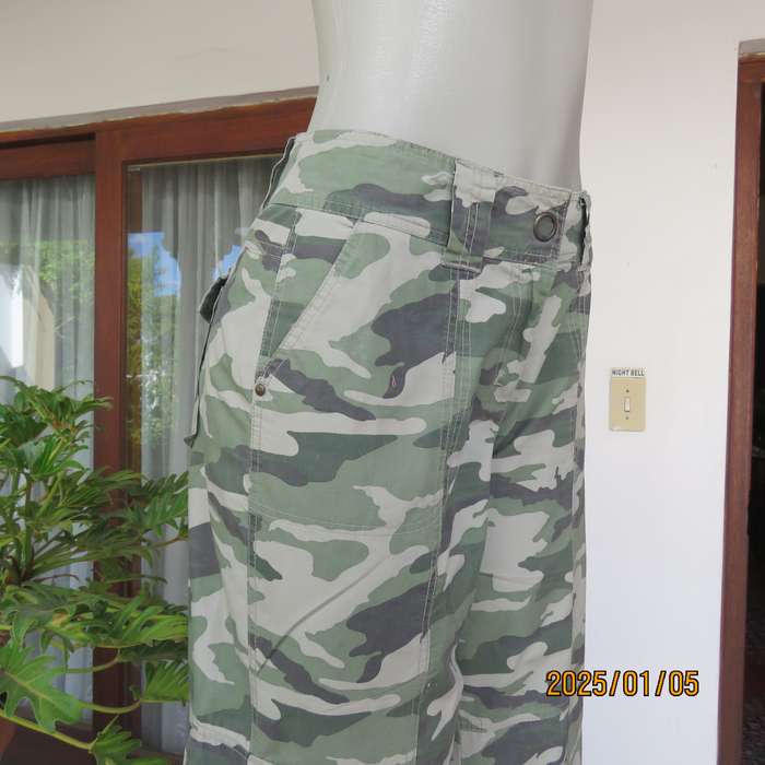 Camouflage cropped straight leg pants with turnovers. Size 36. Lots of pockets. Very good cond.