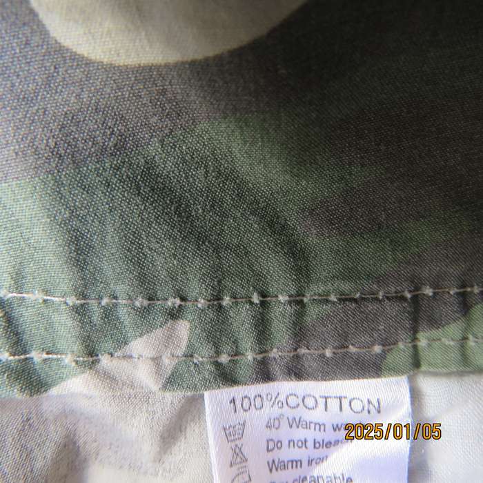 Camouflage cropped straight leg pants with turnovers. Size 36. Lots of pockets. Very good cond.