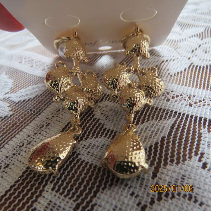 Stunning dangling earrings. Golden with faux pearls and stones. 7.5cm long. Vintage look.New