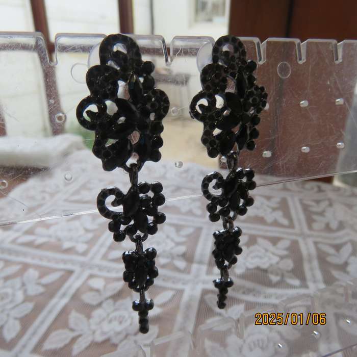 Beautiful long black creeper design earrings with black stones. Length 7cm New